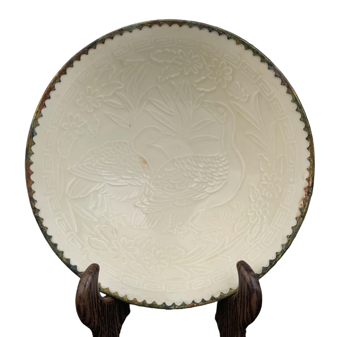 Song Dynasty Ding Kiln Porcelain Bowl with Gilded Rim and Mandarin Duck Pattern: This Song Dynasty Ding kiln porcelain bowl features a gilded rim, exuding an ancient elegance. The mandarin duck pattern symbolizes harmony and is crafted with exquisite skill and clear motifs. Ding k