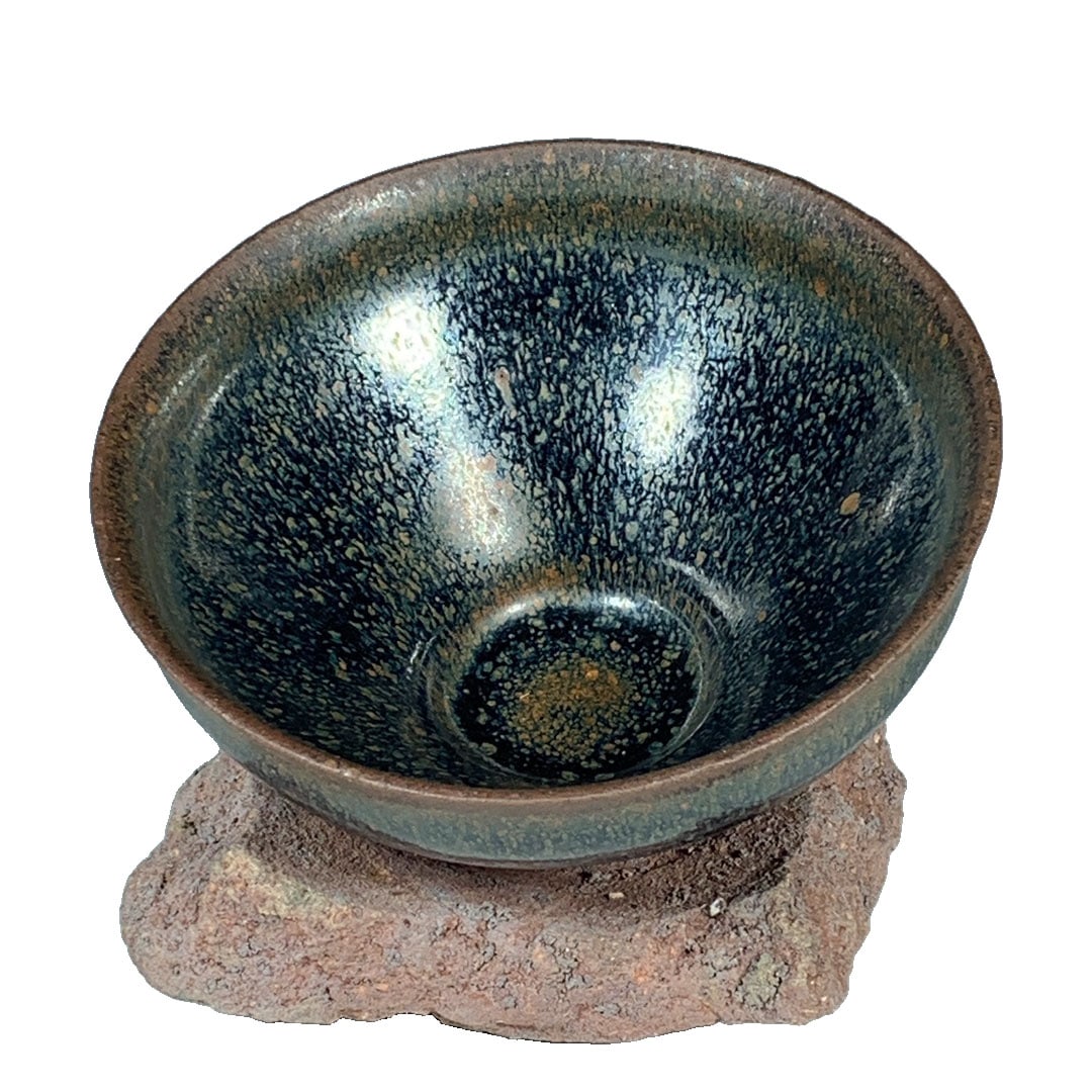Song Dynasty Jianyao Oil Droplet Cup: This Jianyao oil droplet cup is renowned for its unique oil droplet glaze, featuring a deep color and soft luster that showcases the exquisite craftsmanship of Song Dynasty ceramics. The elegant shape