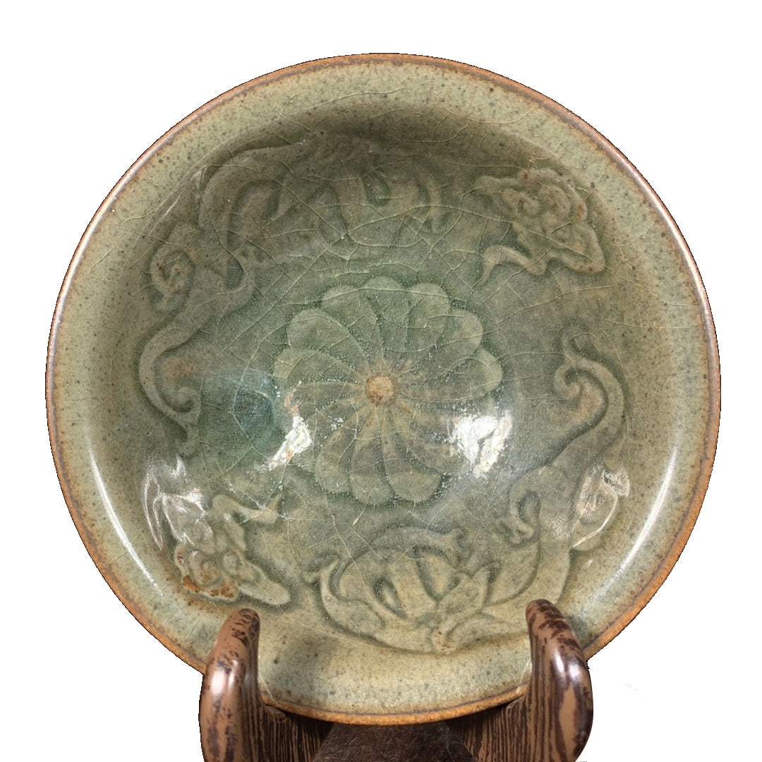 Song Dynasty Yue Kiln Carved Dragon Pattern Bowl: This Yue kiln carved dragon pattern bowl features an elegant shape and exquisite decoration, showcasing the superb craftsmanship of Song Dynasty ceramics. The dragon motif carved on the bowl