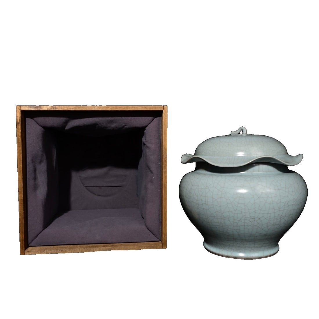 Song Dynasty Official Kiln Lotus Leaf Covered Jar: This Song Dynasty official kiln lotus leaf covered jar features an elegant shape and a warm glaze, showcasing a refined artistic style. The overall form reflects the natural shape of lotus leaves, wit
