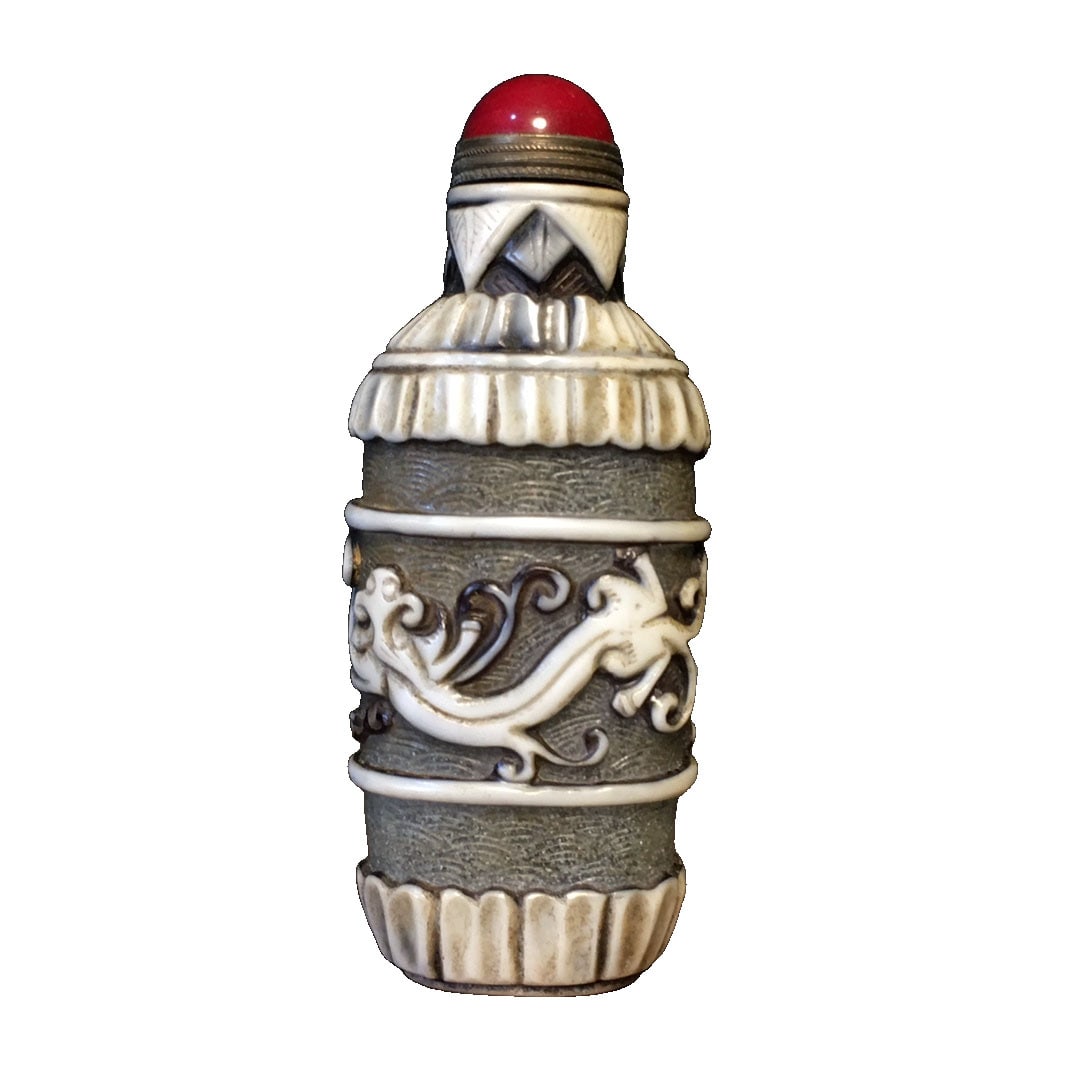 Glass Carved Snuff Bottle: This glass carved snuff bottle showcases exquisite craftsmanship with vibrant colors, reflecting a unique artistic charm. The smooth lines and delicate carvings embody the essence of traditional