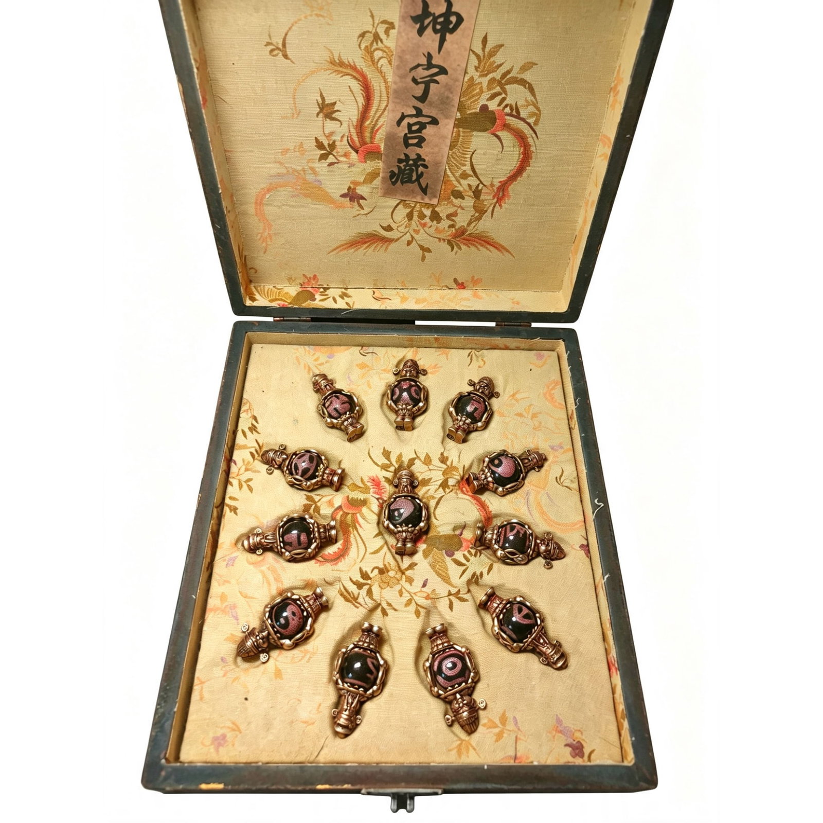 Modern Nanmu Gilded Box with Inlaid Caishen Agate Pendant: This gilded box made of nanmu wood, inlaid with a 'Caishen' agate pendant, showcases exquisite craftsmanship and symbolizes good fortune, making it suitable for both collection and wear. Its unique
