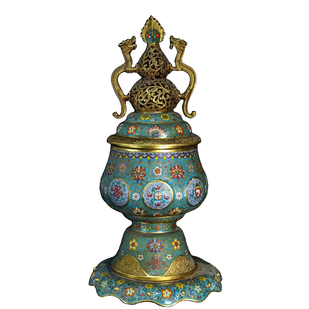 Cloisonne Enamel Censer: This cloisonne enamel censer is crafted with exquisite skill and is in excellent condition, showcasing the exquisite beauty of traditional craftsmanship. Its vibrant colors and intricate patterns make