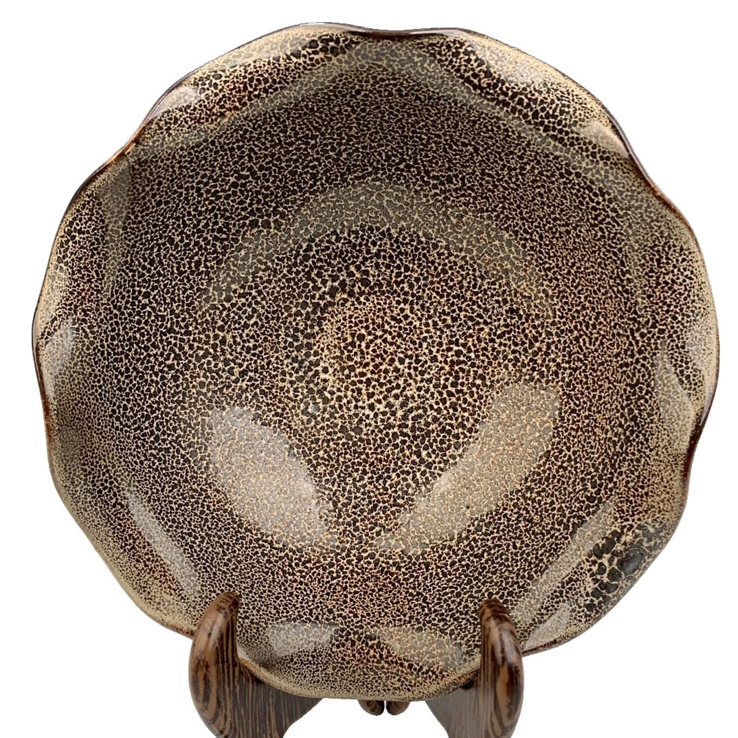 Song Dynasty Jian Kiln Snake Skin Glaze Lotus Mouth Bowl: This bowl is a work from the Song Dynasty Jian kiln, featuring a deep snake skin glaze and a unique lotus mouth design, showcasing the exquisite ceramic craftsmanship of the Song era. The glaze is smo