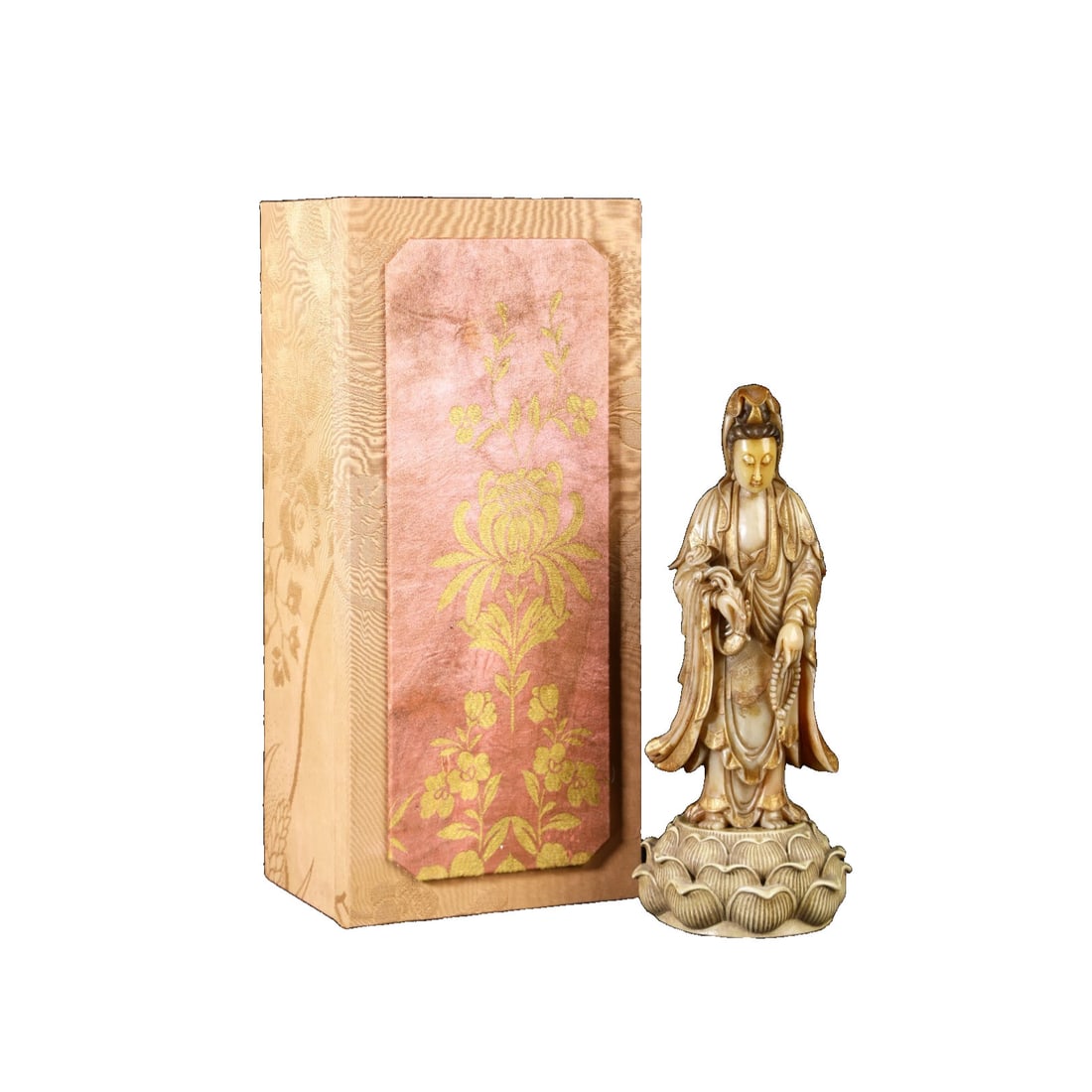 Qianlong Period Shoushan Tianhuang Stone Carved Guanyin: This Shoushan Tianhuang stone carved Guanyin features a fine and lustrous texture with excellent oiliness and brightness. The craftsmanship is exquisite, with an ancient and elegant color, and clear