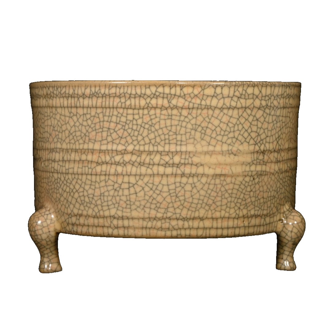 Song Dynasty Ge Kiln Incised Guanyin Pattern Tripod Censer: This Song Dynasty Ge kiln tripod censer features an incised Guanyin pattern on the base, showcasing exquisite craftsmanship and delicate patterns, embodying the elegance and solemnity of Song Dynasty 