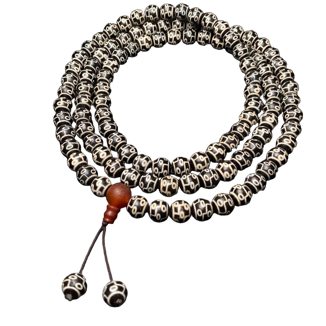 Nine-eyed Dzi bead necklace: The orange peel texture is delicate, and the patina is lustrous. The 'nine' symbolizes an unpredictable, unsurpassable, and infinitely vast realm. The nine-eyed dzi bead is the finest and most prestig