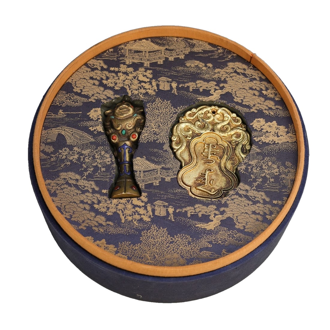 Imperial Household Department Token: This exquisite Imperial Household Department token is crafted with exceptional skill and has a long history, making it highly valuable for collectors. Both the fasting token and the beast piece are