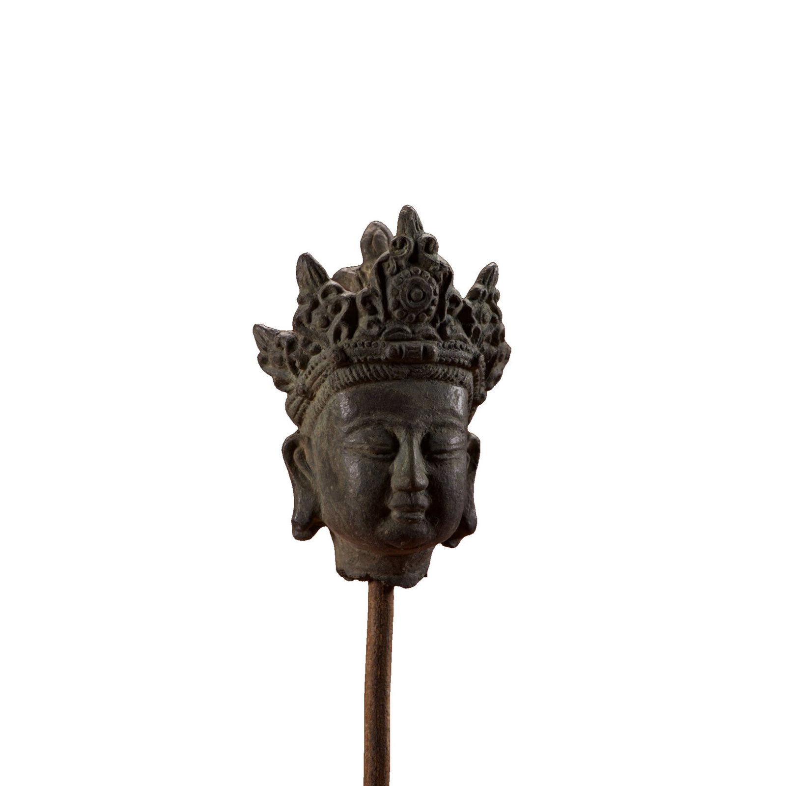 Copper Guanyin Head: This copper Guanyin head is finely crafted, with a compassionate expression and smooth lines, showcasing superb craftsmanship. Its compact size adds to its collectible value. (Height 9cm, Width 7cm, T