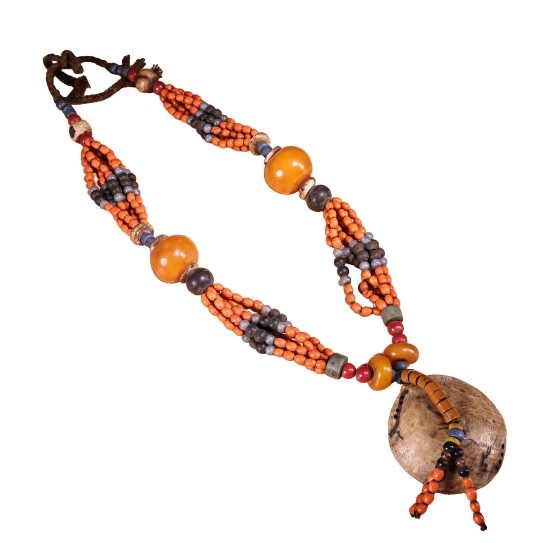 Old Tibetan Style Multi-Gem Necklace: This old Tibetan style multi-gem necklace features exquisite craftsmanship, showcasing the unique charm of traditional techniques. The combination of various gemstones offers rich colors and high