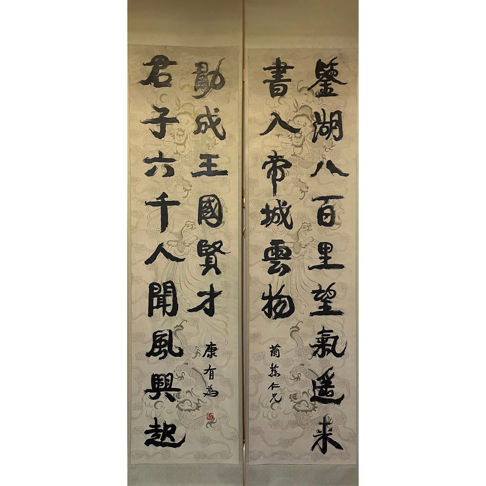 Kang Youwei-Printed Old Wax Paper Longmen Couplet: This couplet uses traditional printing techniques on old wax paper, well-preserved. The Longmen couplet is written by Kang Youwei, with vigorous calligraphy, highly collectible. Overall Size: approx. 
