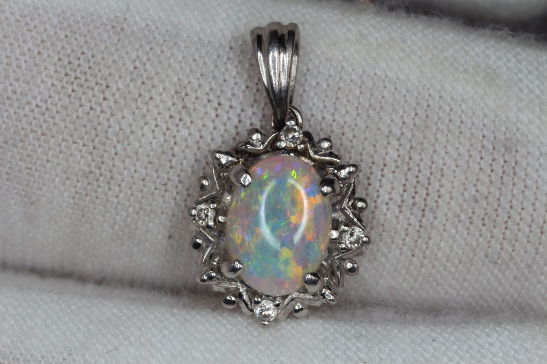 OPAL PENDANT DIAMOND PLATINUM PT900  AUSTRALIAN CRYSTAL O.64CT D.04CT (1 of 3)