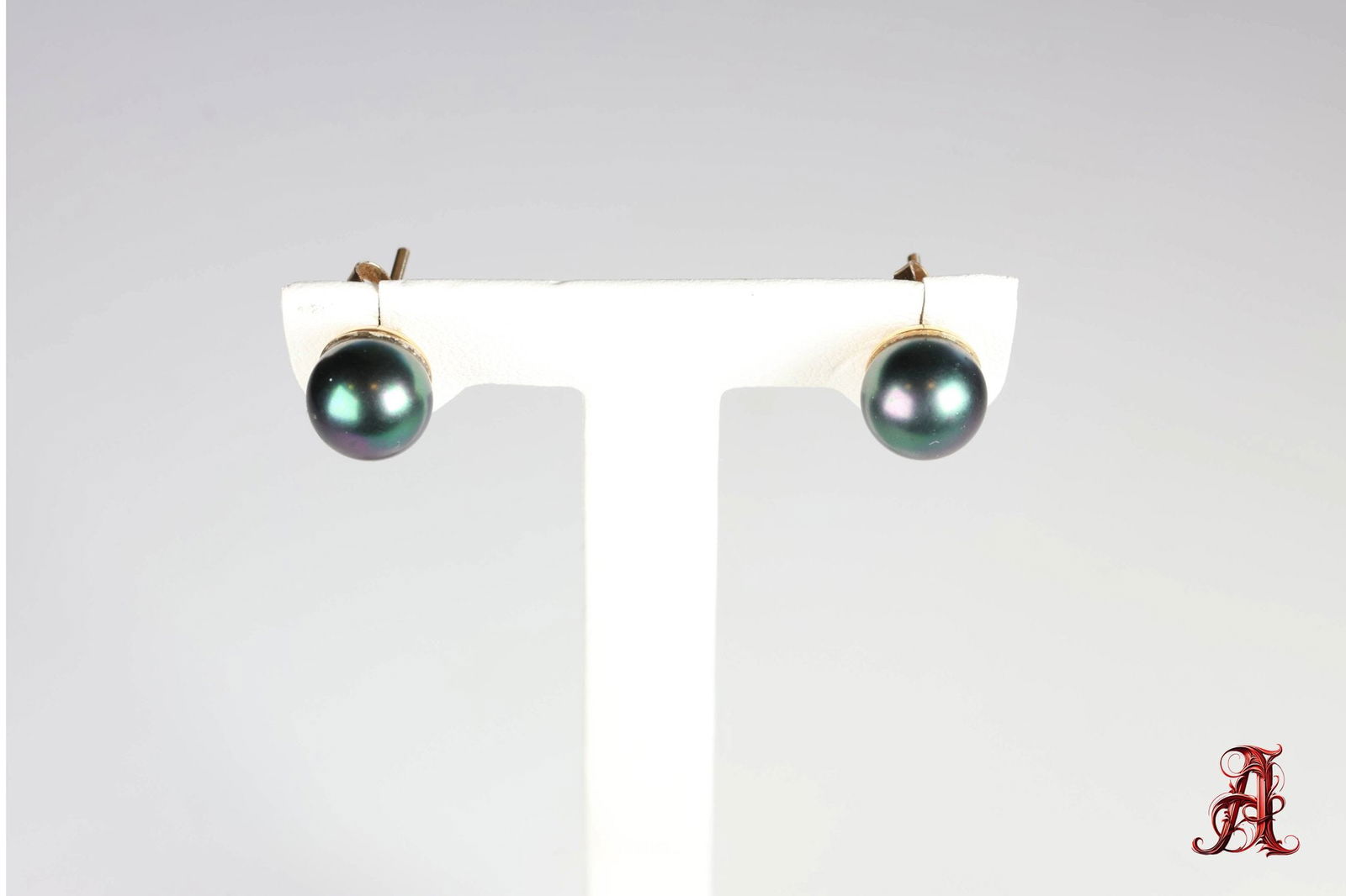 18k Gold Tahitian Pearl Earrings, Jewelry Gemstone: size: pearl 8mm diameter, weight: 3.53 grams, material: 18k yellow gold, gemstone: Tahitian black pearl 10mm