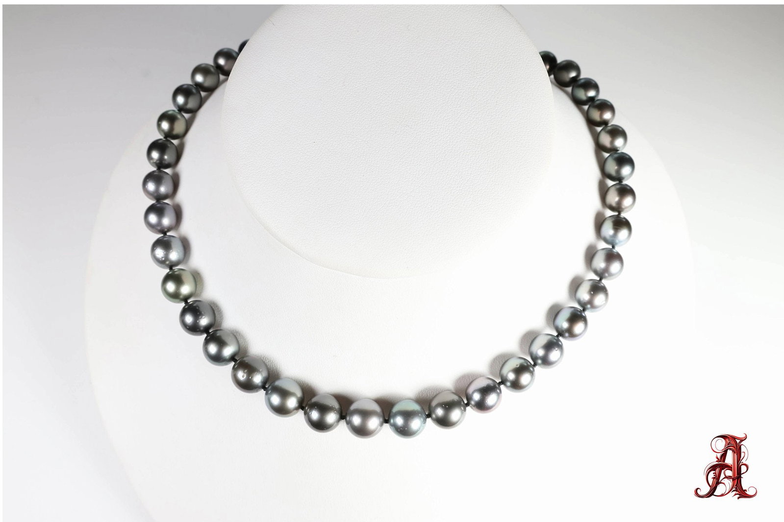 14k Gold Tahitian Pearls Necklace, 61 Grams,. Jewelry Gemstone: size: 18 inches, weight: 61 grams, material: 14k gold, gemstone: Tahitian pearls