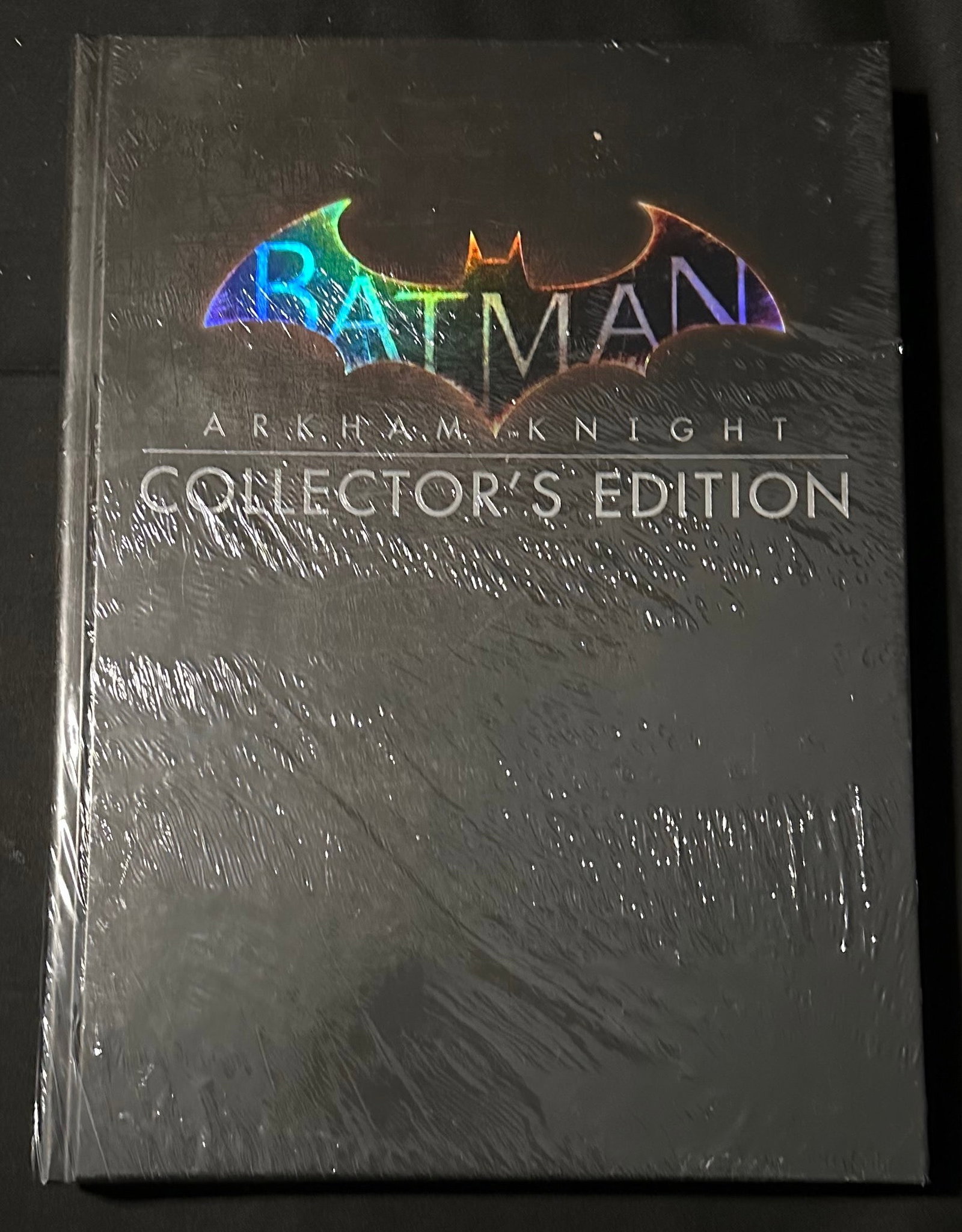 Batman Arkham Knight: Collector's Edition: The Batman: Arkham Knight Collector's Edition guide includes: BE THE BATMAN - This Collector’s Edition guide gives you everything you need to defeat the united villains of Gotham City in the epi