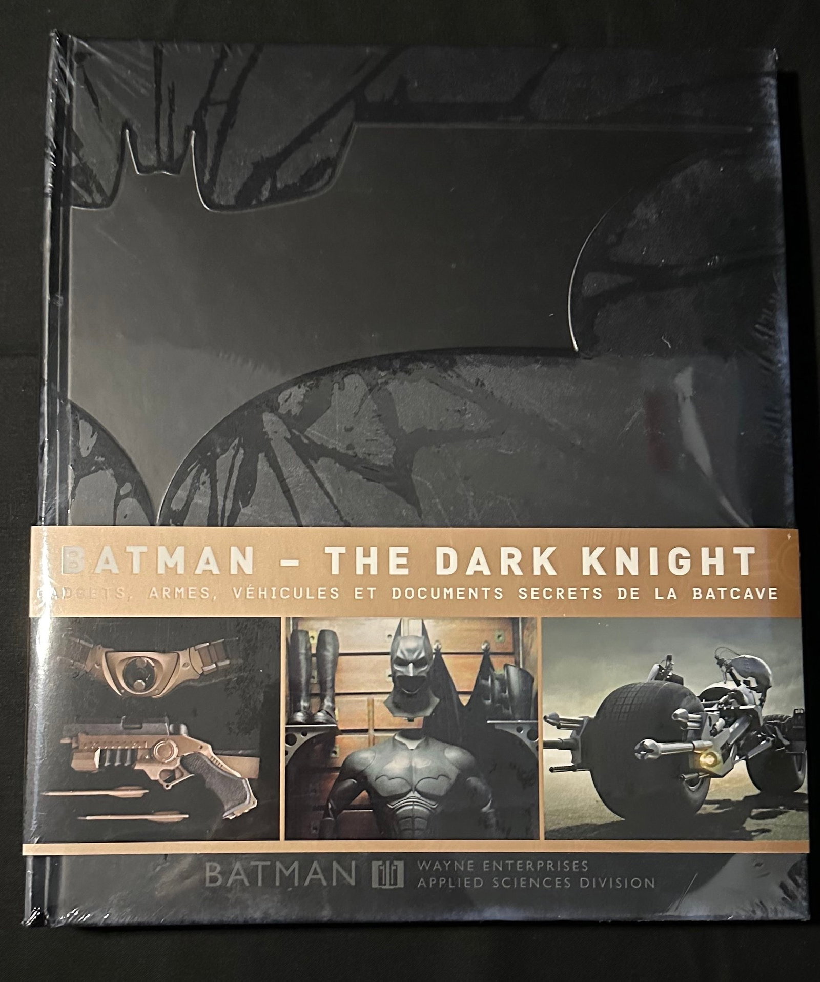 Batman - The Dark Knight: Tools, Weapons, Vehicles & Documents from the Batcave (French): In 2005, filmmaker Christopher Nolan redefined Batman for a new generation with Batman Begins, followed in 2008 by The Dark Knight, and now 2012’s conclusion to the trilogy, The Dark Knight Rise