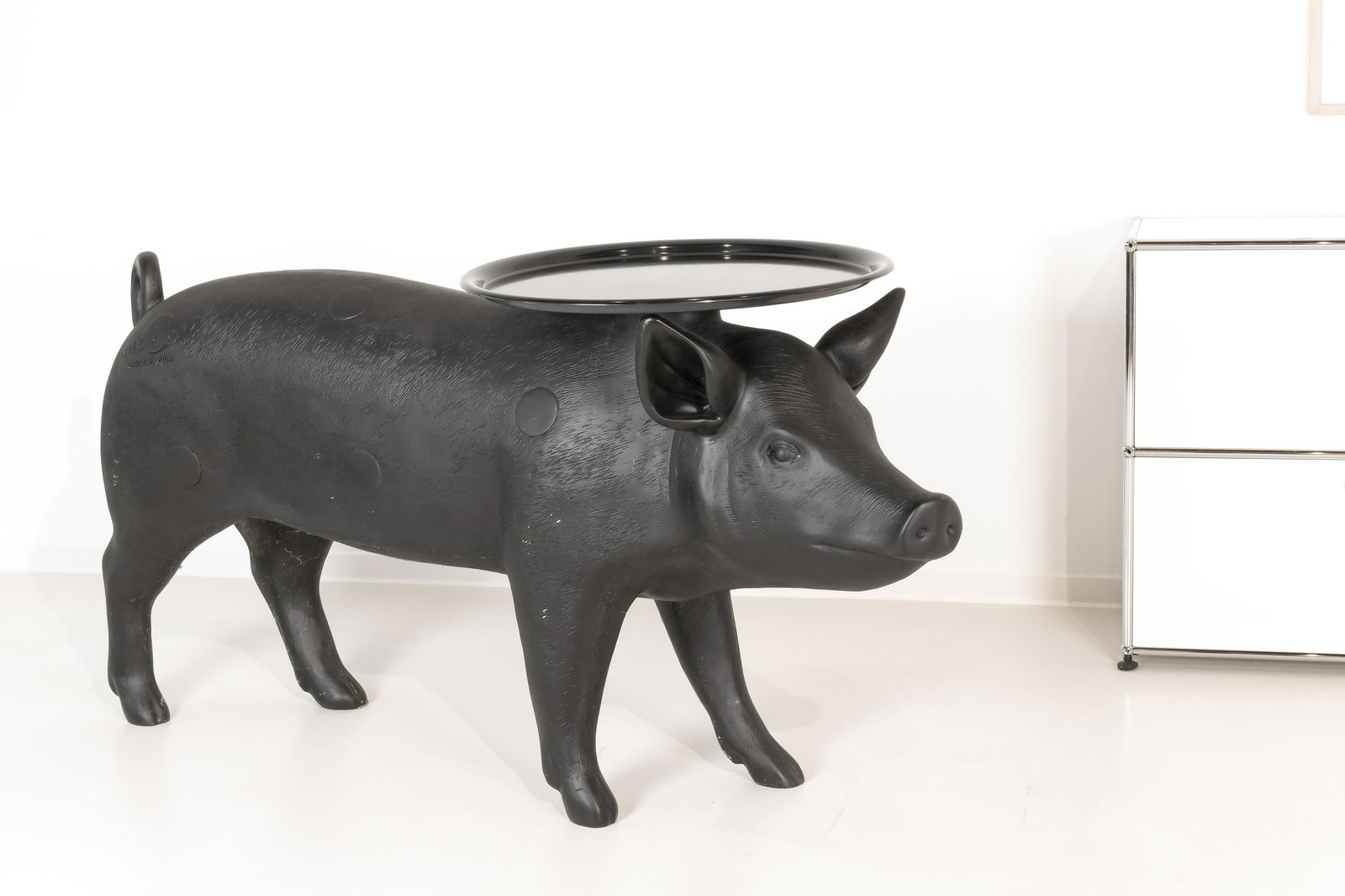 Pig Table', Entwurf von Front Design (Sofia Lagerkvist and Anna Lindgren): 'Pig Table', Entwurf von Front Design (Sofia Lagerkvist and Anna Lindgren) Schweden, für Moooi, Niederlande, 21. Jh., schwarzer Polyester, gepresster Manufakturstempel, Höhe 77 cm, Breite 60