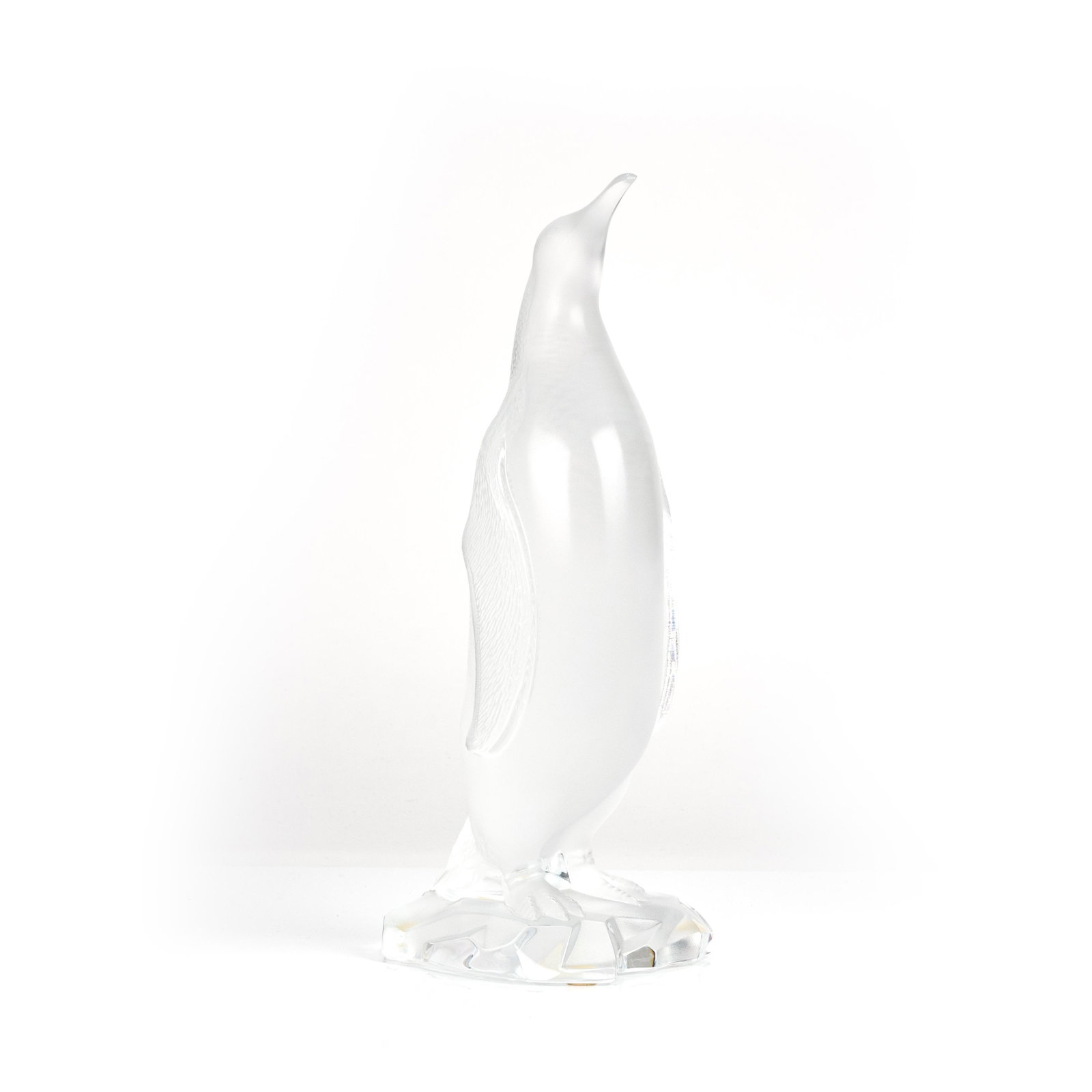 Lalique Pinguin: Lalique Pinguin Lalique, Frankreich, 20. Jh., farbloses, transluzides, partiell satiniertes Glas, Höhe 28,5 cm, ritzsigniert, Schnabel gechipt, partiell minimal berieben