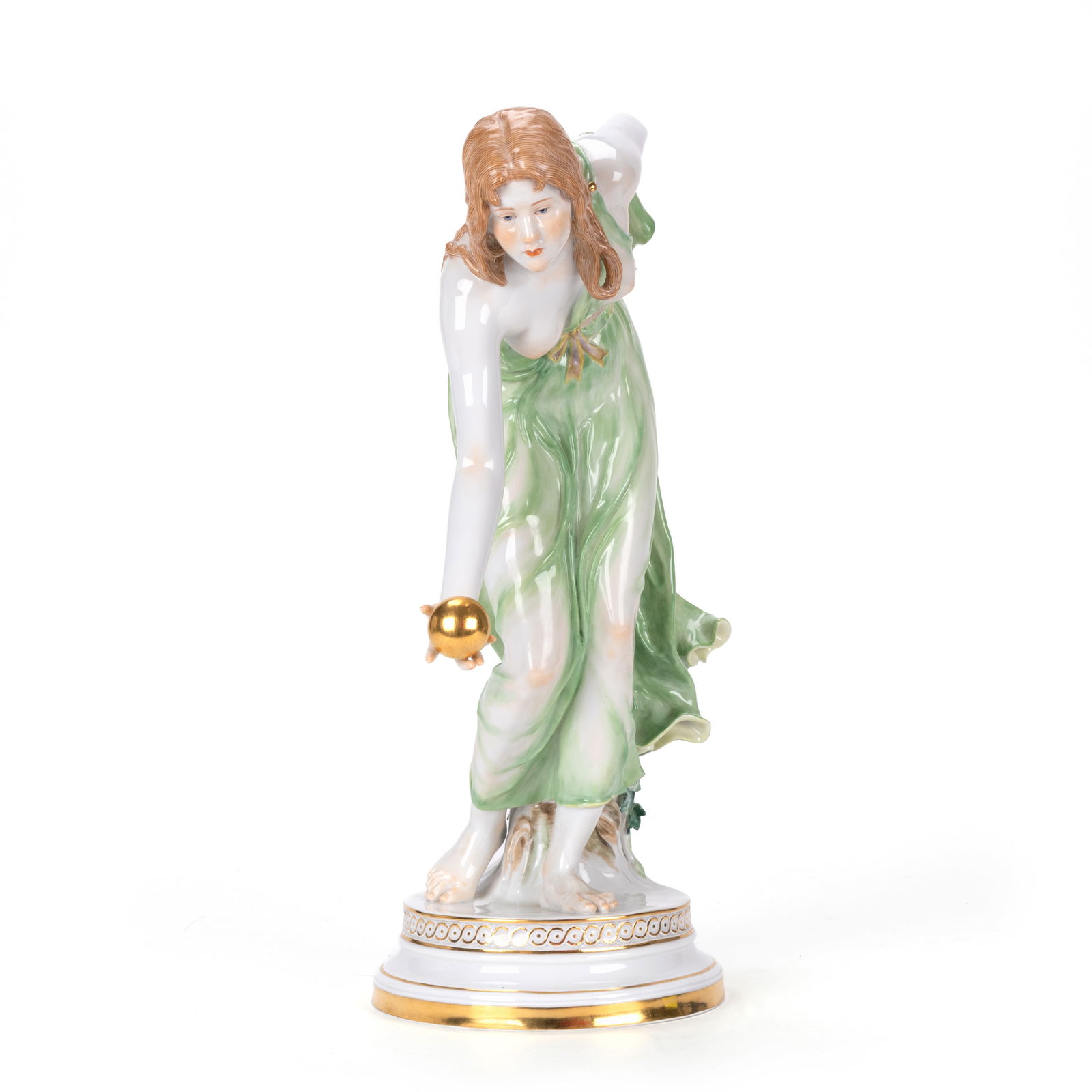 Meissen Kugelspielerin: Meissen Kugelspielerin Meissen, 2010, Entwurf von Walter Schott (1861 - 1938) aus dem Jahr 1897, Porzellan, polychrom bemalt, gold staffiert, Höhe 31 cm, unterseitig Manufaktur-, Bossierer-, Male