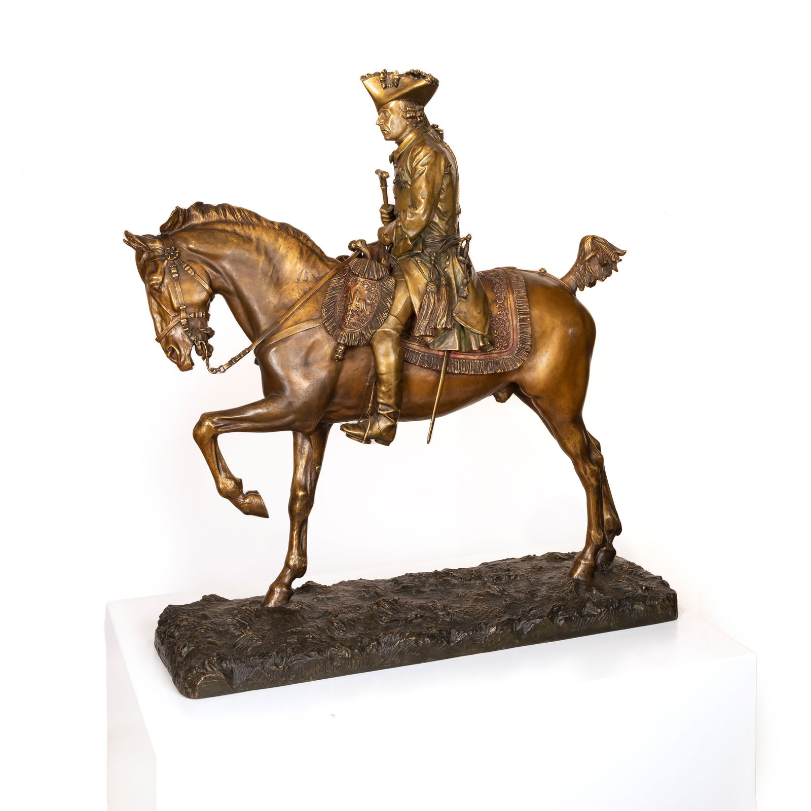 Jean-Léon Gérome (1824 Vesoul, Frankreich - 1904 Paris): Jean-Léon Gérome (1824 Vesoul, Frankreich - 1904 Paris) 'Friedrich der Große', Bronze, goldbraun patiniert, 80 cm x 81 cm Objektmaß, im Guss signiert, Gießerstempel 'Siot. Fon