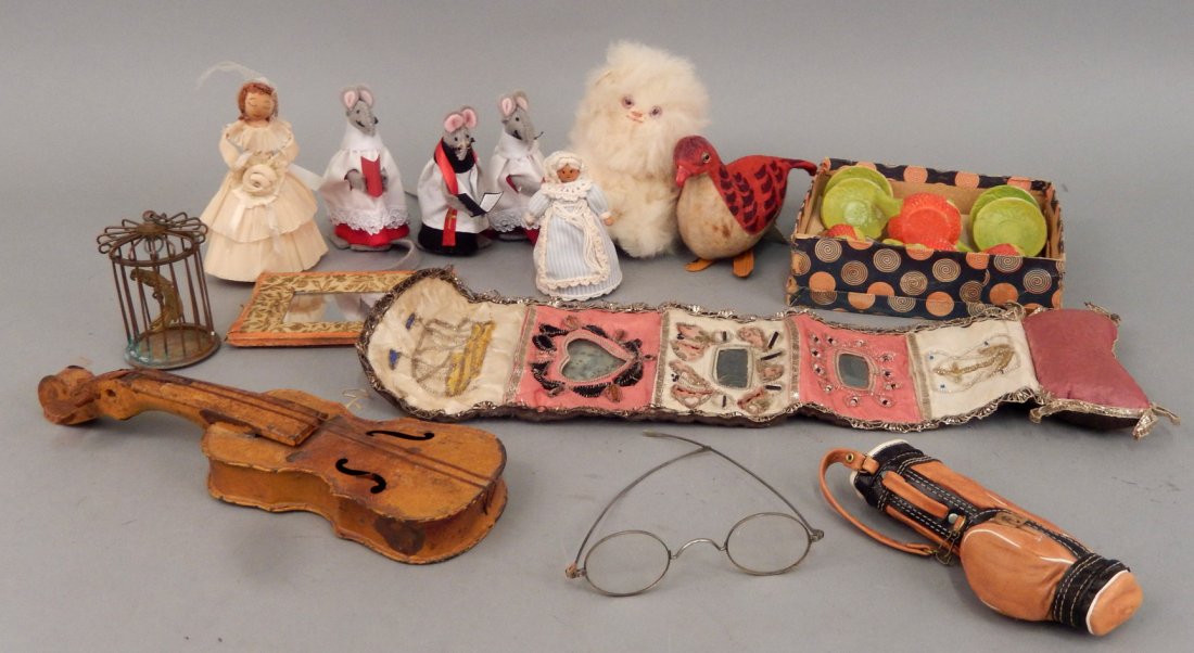 Grouping of vintage doll accessories (1 of 6)