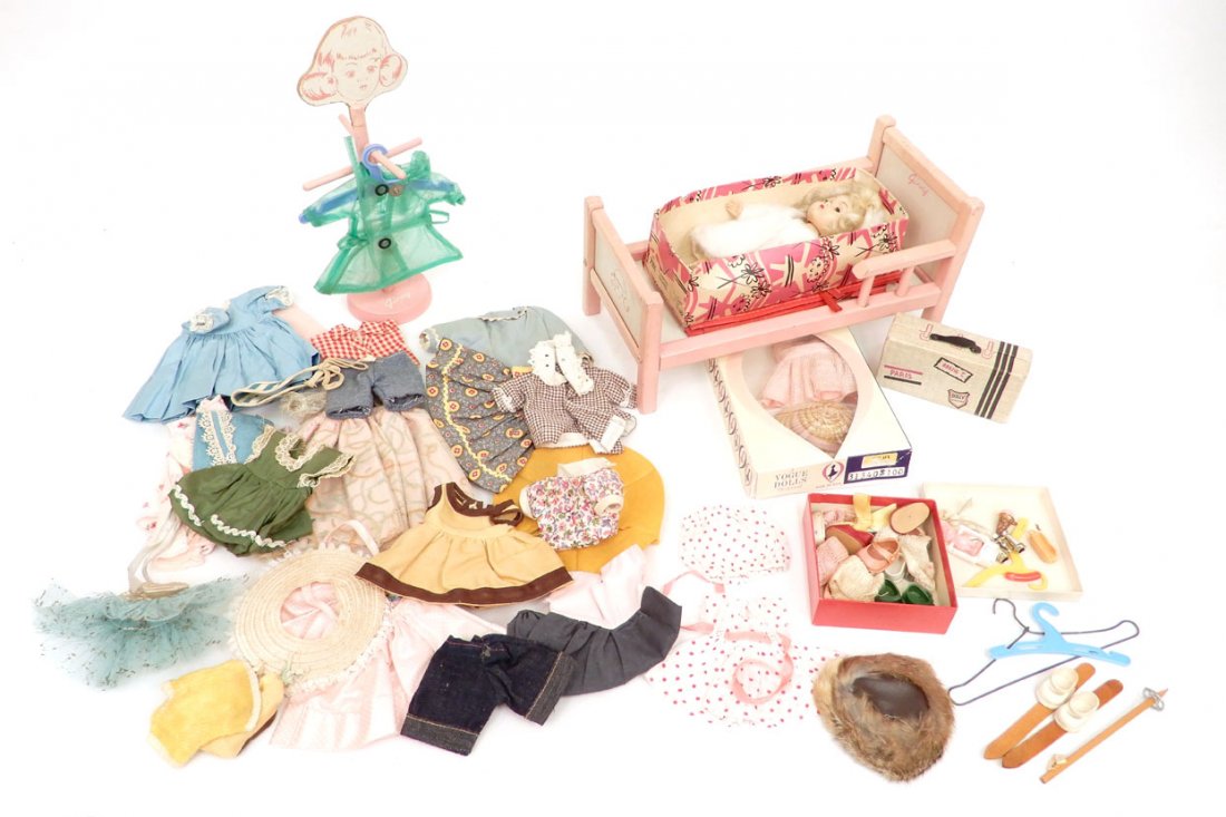 1960's bend knee Ginny with assorted clothes and (1 of 8)