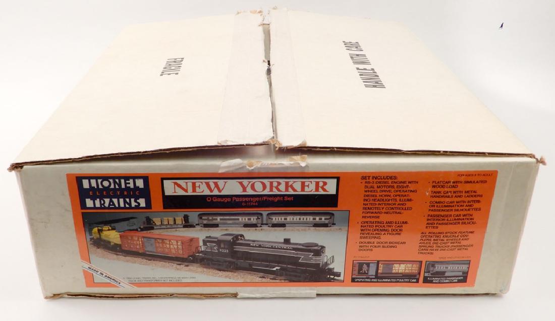 Lionel New Yorker O gauge Passenger/freight set in box (1 of 9)