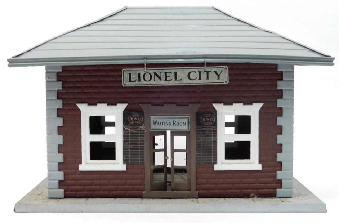 Lionel prewar Lionel City 124 Station (1 of 4)