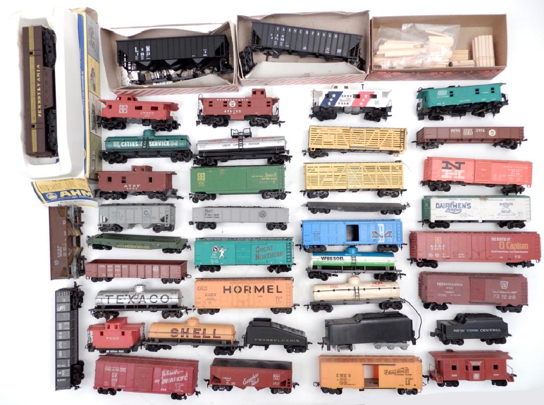 Large collection of HO scale freight cars