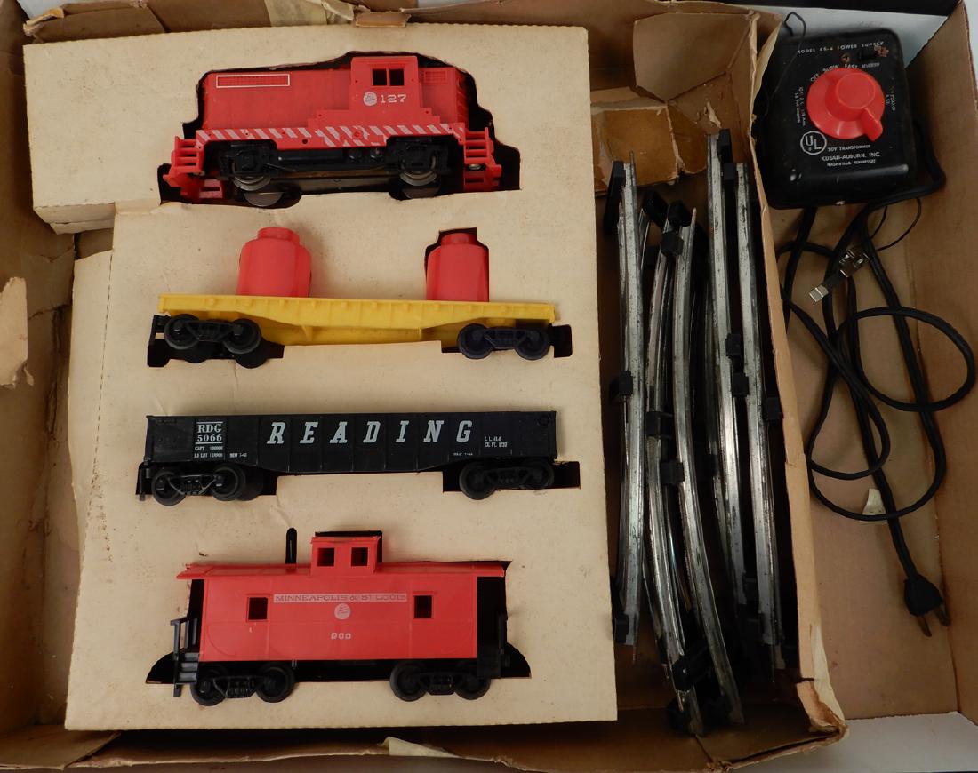 Kusan O gauge train set: Kusan O gauge train set in original partial set box with insert, includes #127 short industrial style Minnesota & St. Louis red plastic diesel, unmarked yellow plastic flat car with red containers, bl