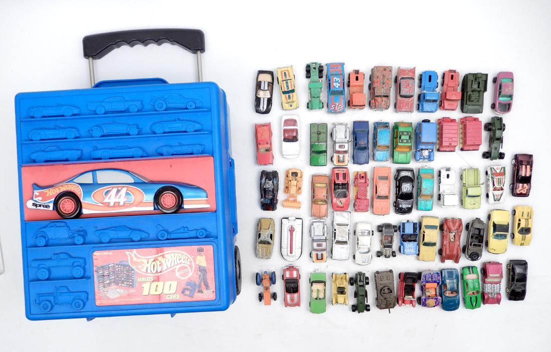 Hot Wheels car case with cars: Hot Wheels car case with cars, approximately 58 cars, includes Hot Wheels, Matchbox Lesney, Tomica, Kidco, Corgi Juniors, Yatmina, Majorette, Aviva, Hong Kong, PlayArt, Ertl, and more, case measures 1