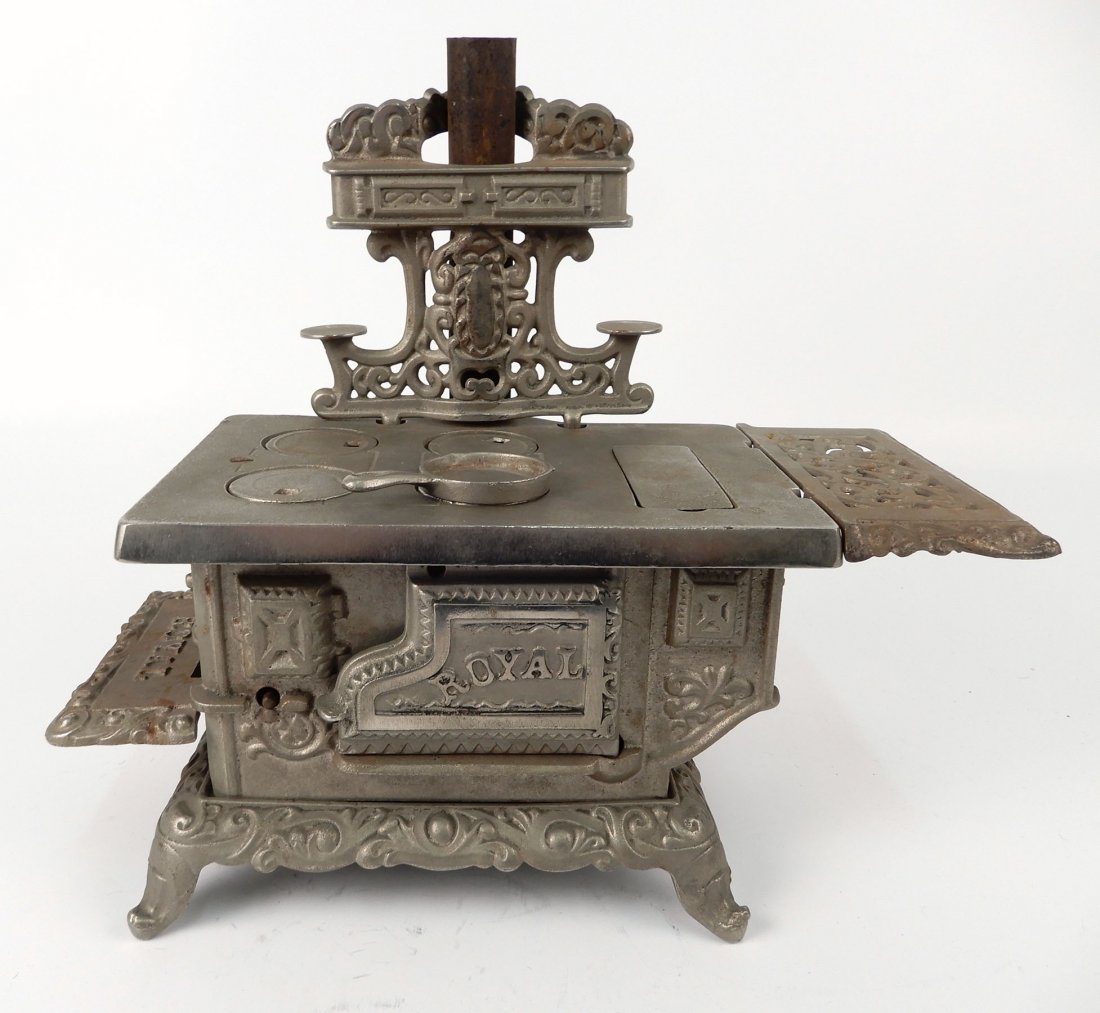 Kenton Brand Royal cast iron stove: Kenton Brand Royal cast iron stove, salesman's sample/ child's size stove, measures 10 1/4" x 11 1/2" x 5 3/4" overall