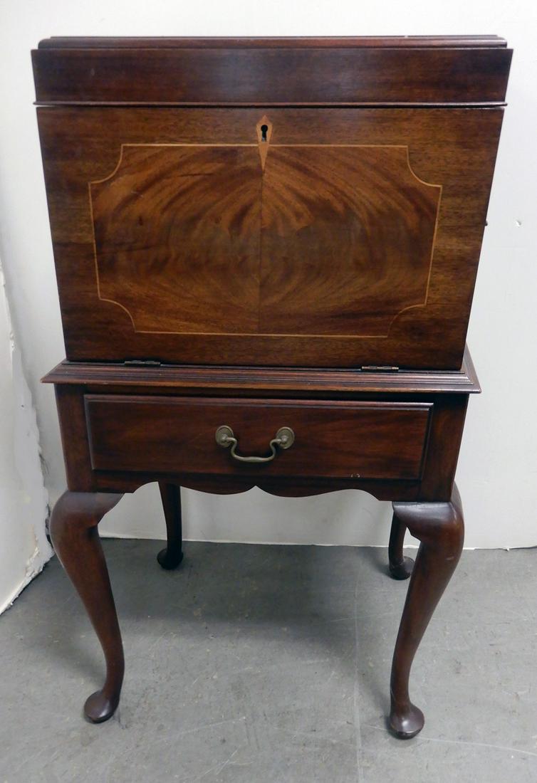 Henkel-Harris inlaid mahogany Queene Anne style silver: Henkel-Harris inlaid mahogany Queene Anne style silver chest with a set of International silver plated flatware, service for twelve