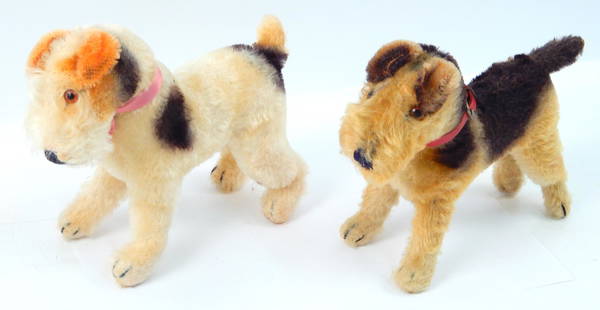 Two Steiff type Airedale Terrier dogs: Two Steiff type Airedale Terrier dogs, both 6 1/2" high