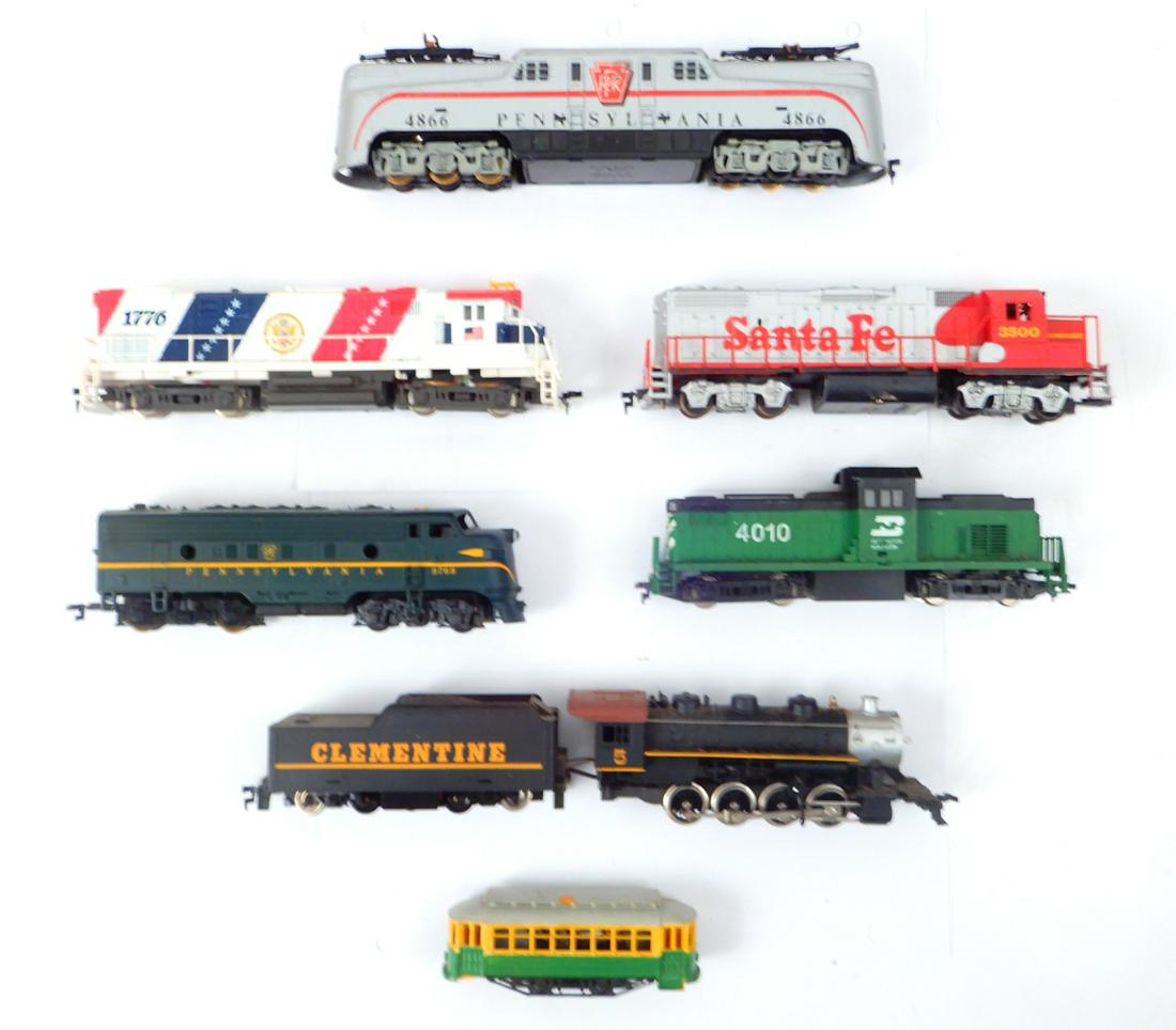 One lot of assorted HO gauge engines and cars (1 of 2)
