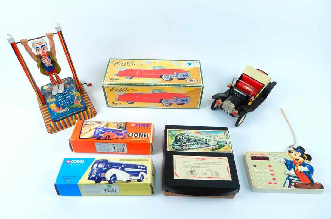 Metal and plastic toys from various makers (1 of 13)