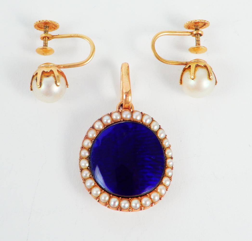 Victorian mourning pendant and earrings (1 of 3)