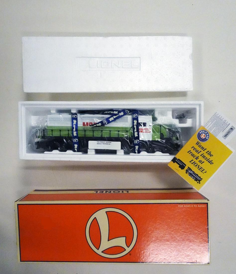 1999 Lionel O gauge #18585 Centennial SD-40 diesel: 1999 Lionel O gauge #18585 Centennial SD-40 diesel engine in original box. This white and lime green diesel is marked Lionel 1999. Mint in original box. Never been taken out of the box. Engine feature