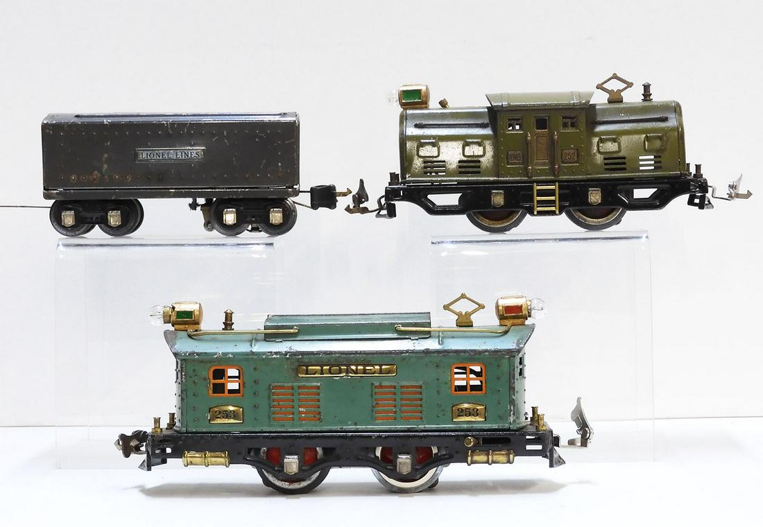 Two Lionel pre-war electric engines and a #2689 whistle (1 of 10)