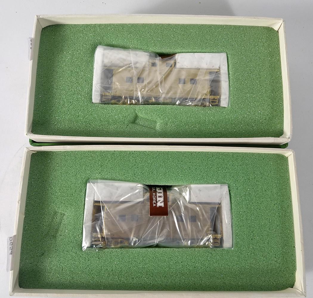 Two brass HO gauge Lehigh & New England NE cabooses in (1 of 2)