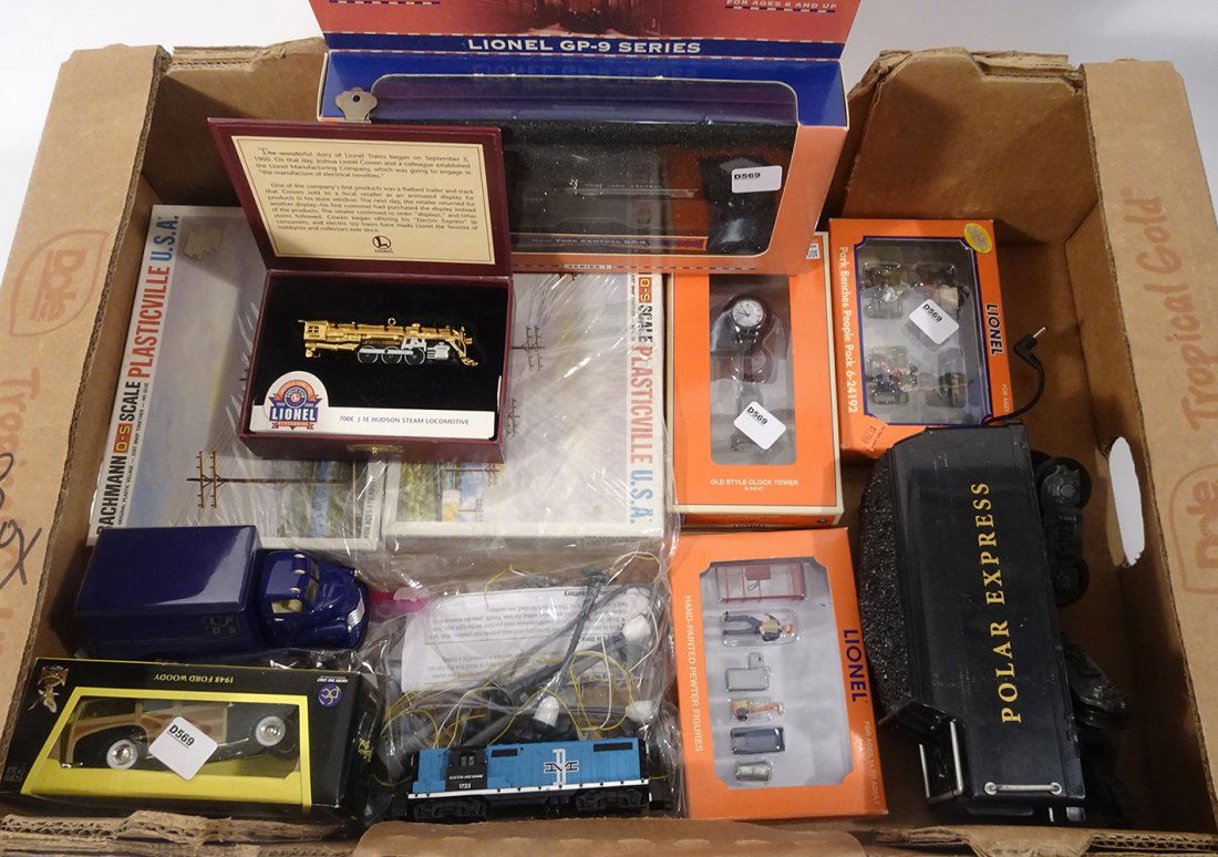 Large lot of O gauge and HO gauge platform accessories (1 of 2)
