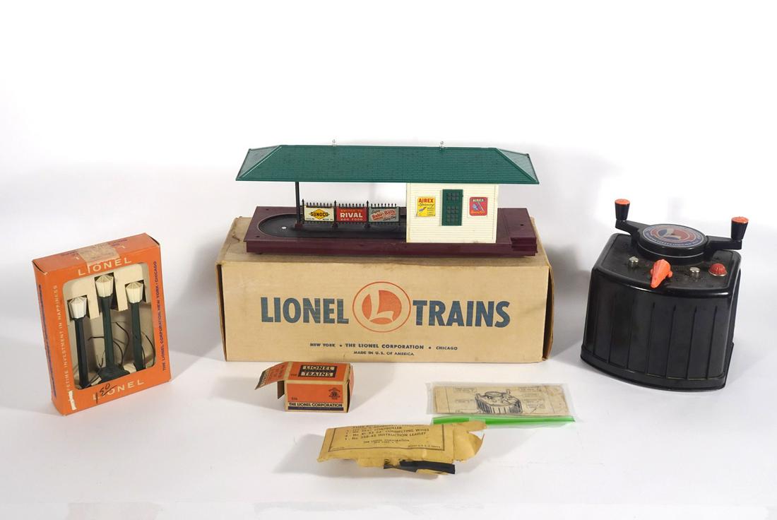 Three 1950's Lionel O gauge accessories (1 of 1)