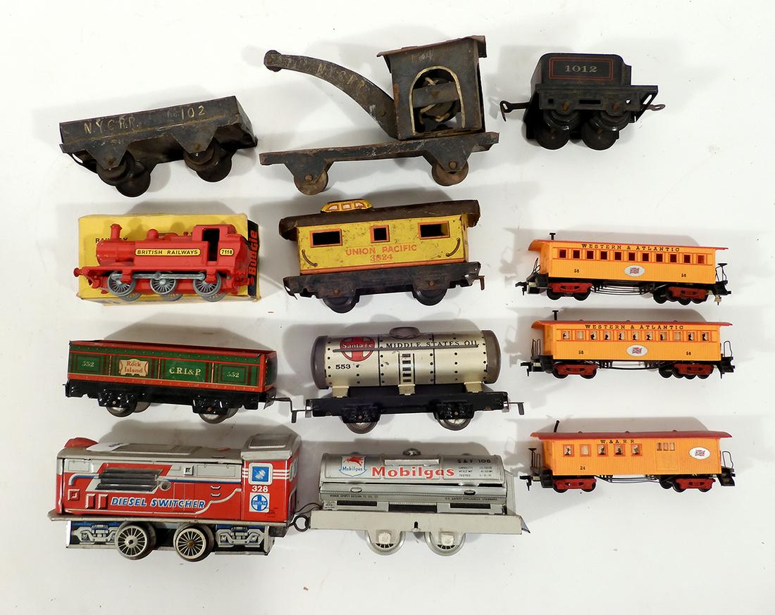 Various metal and plastic trains (1 of 7)