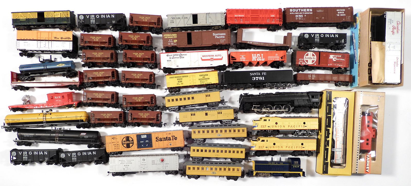 HO gauge trains by various manufacturers (1 of 7)