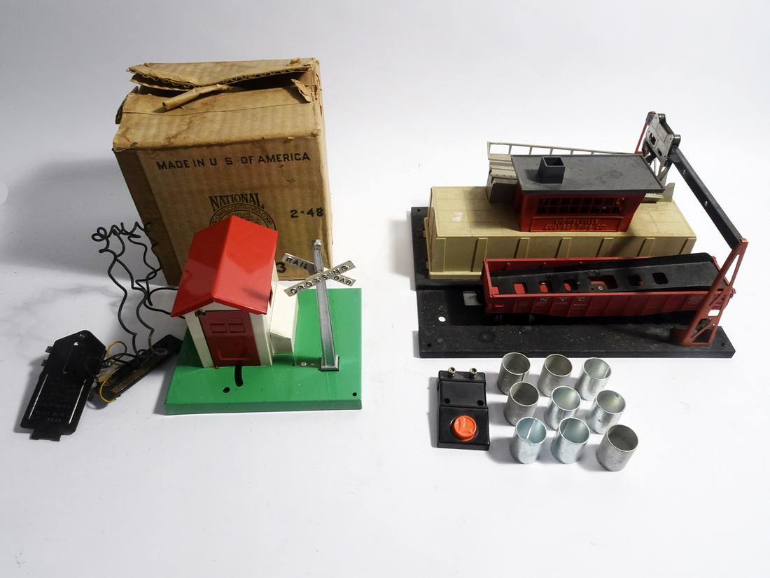 Two 1950's Lionel platform accessories (1 of 2)