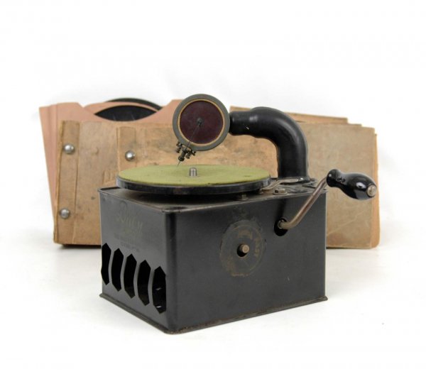 Baby tin wind-up child's record player made by Garf: Baby tin wind-up child's record player made by Garford Mfg. Co., with eighty-one records in five record books, many of the records are single sided, C. 1920's or 1930's