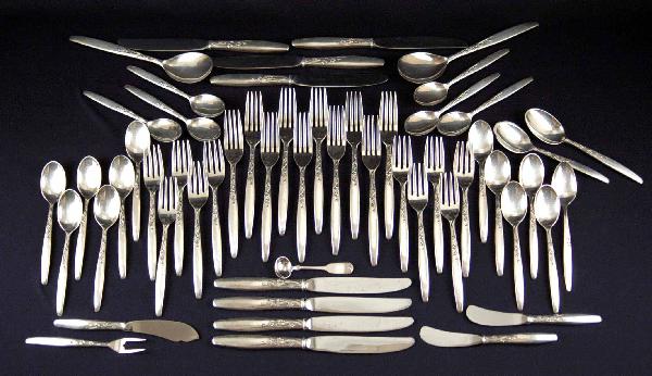 Set of Lunt sterling silver flatware "Summer Song": Set of Lunt sterling silver flatware "Summer Song", 54 pieces total, including ten dinner forks, ten salad forks, eighteen teaspoons, eight dinner knives, sugar scoop, serving spoon, salt spoon, two l