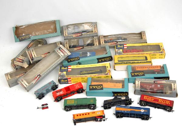 Seventeen HO train cars, including Gilbert, Varney: Seventeen HO train cars, including Gilbert, Varney, Tyco, Revell, most with boxes
