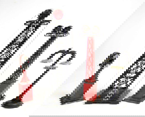 One lot of Marx platform accessories including flo: One lot of Marx platform accessories including floodlight tower, block signal, Main Street double street light, rotating signal beacon