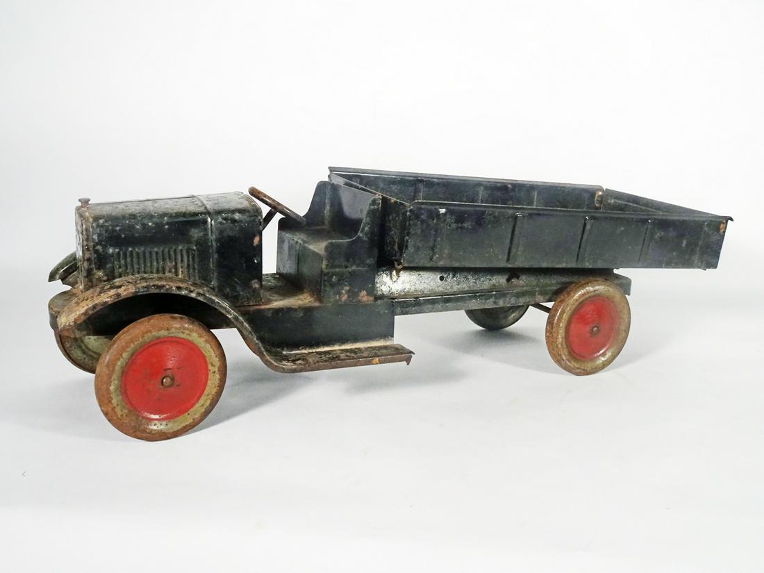 1920's Buddy L open cab dump truck.: 1920's Buddy L open cab dump truck, 26". This is a non-ratchet version. No decals.